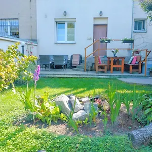 apartment-with-a-garden.praguehotelsweb.com/